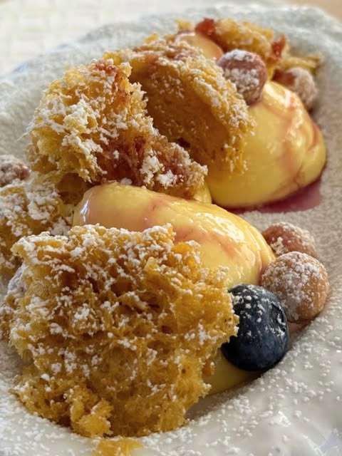 Dolce con crema e frutti di bosco