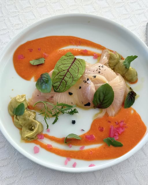 Crudo di pesce con crema di pomodoro
