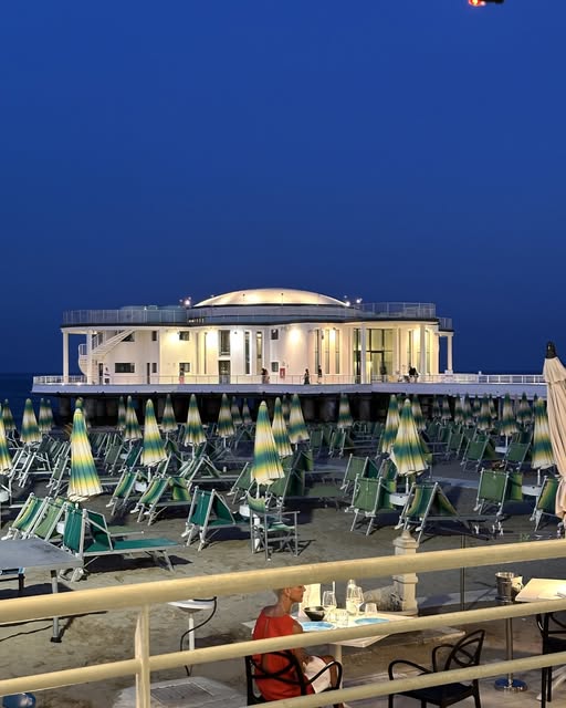 La Rotonda a Mare di Senigallia illuminata di sera, vista dalla terrazza
