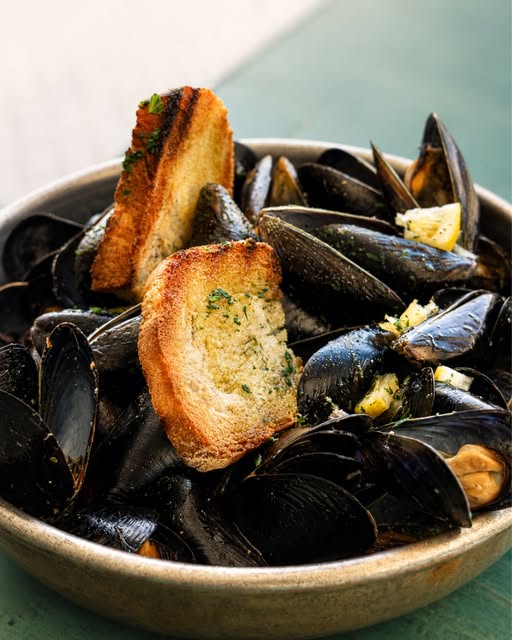 Cozze alla marinara con crostini